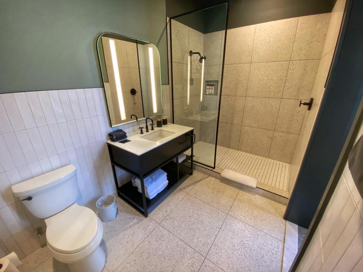 Deluxe Queen Suite