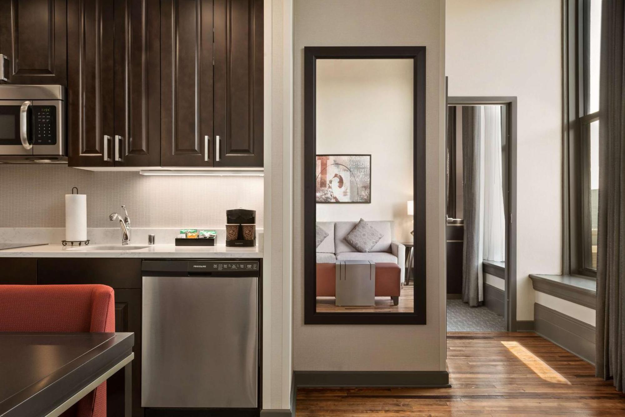 One-Bedroom King Suite - Non-Smoking