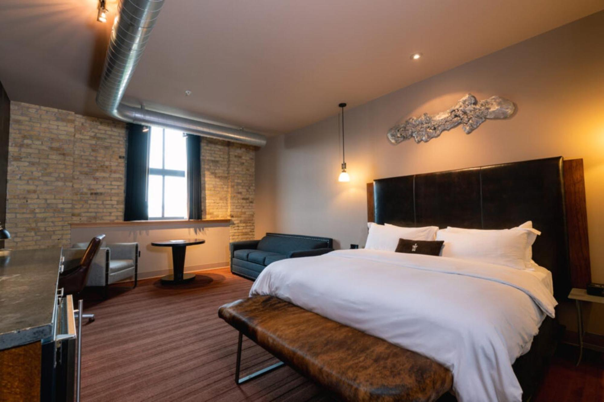 Corner Alcove Room