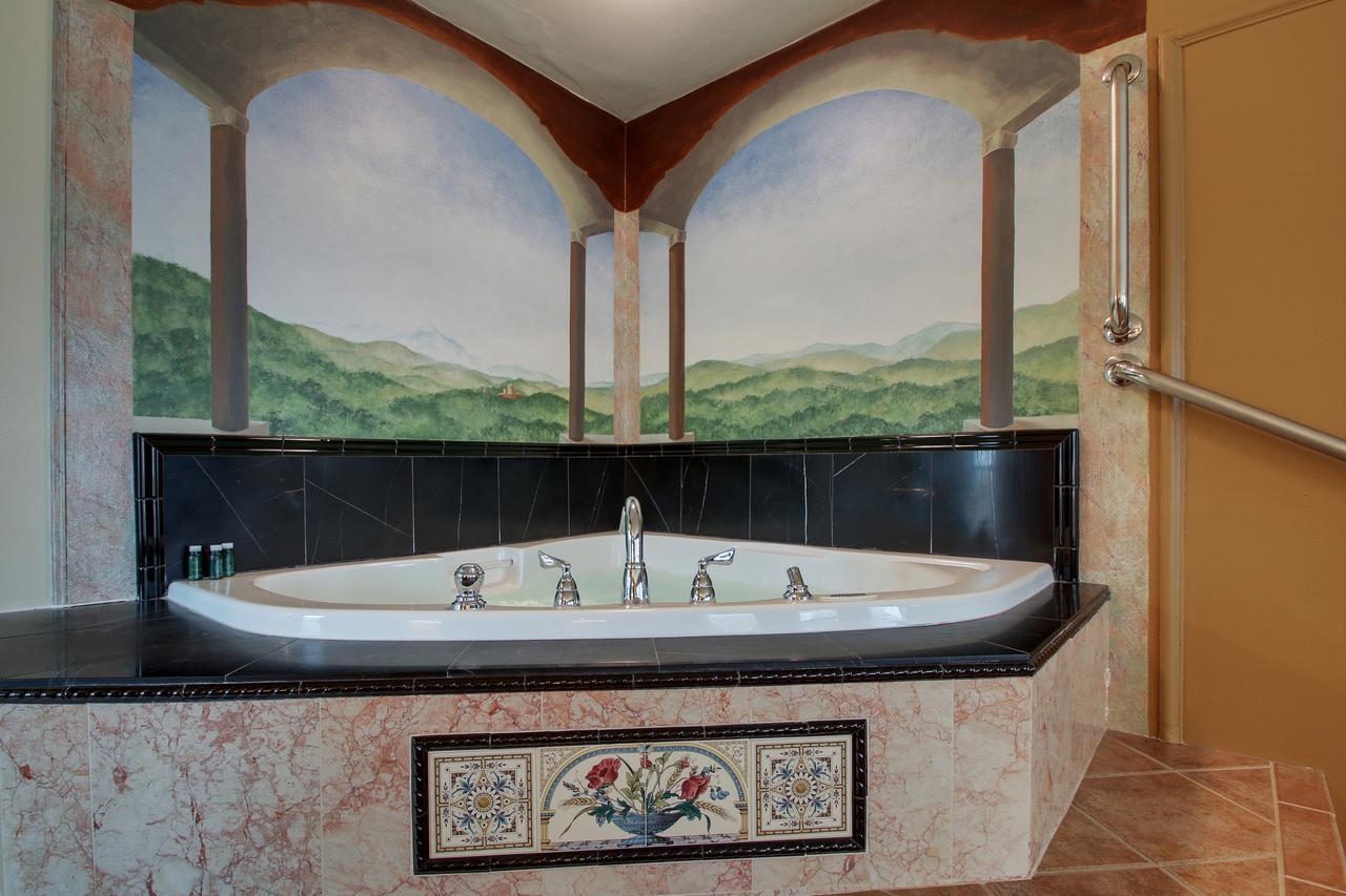 One-Bedroom Suite Spa Bath