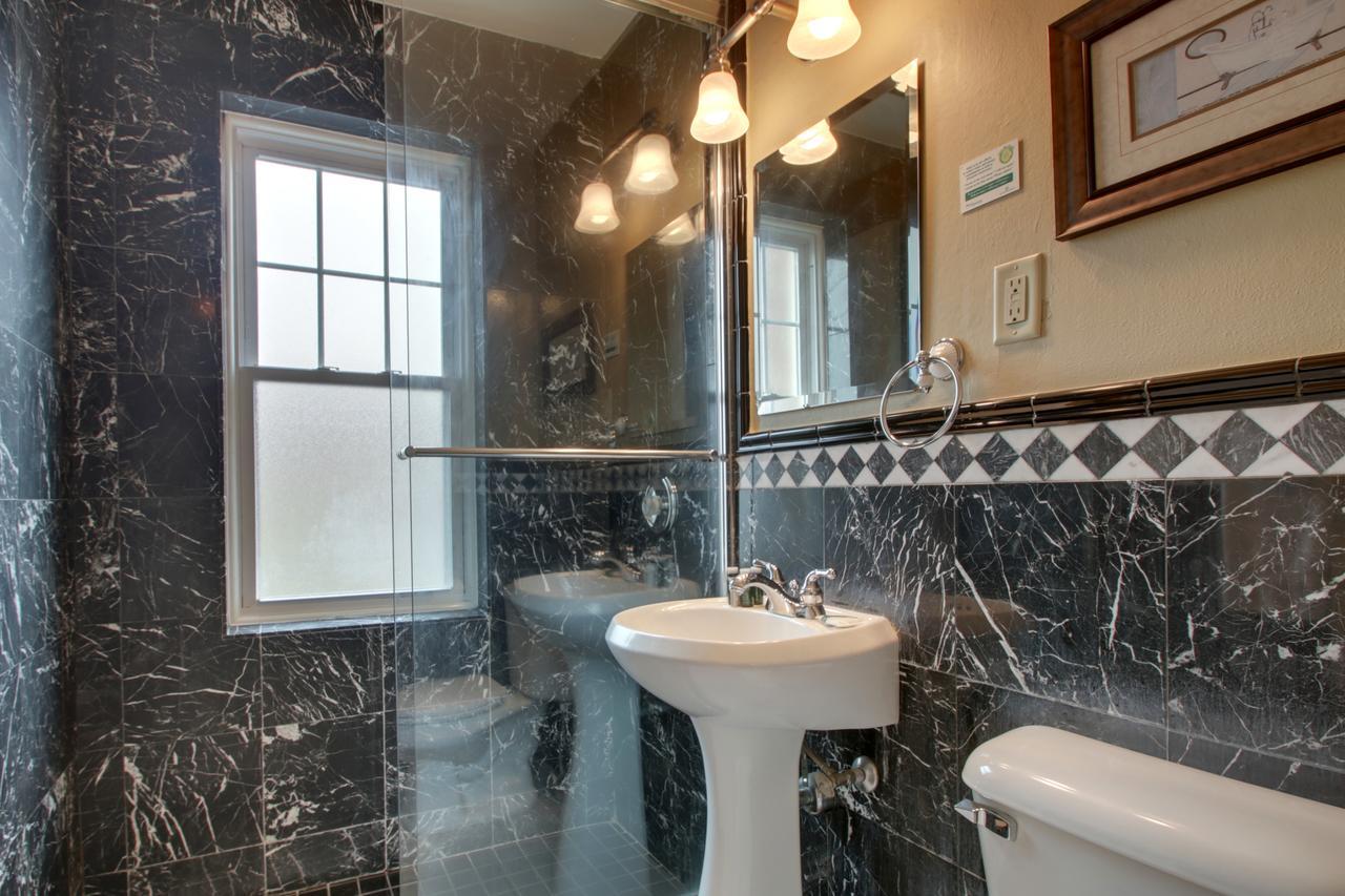 One-Bedroom Suite Spa Bath
