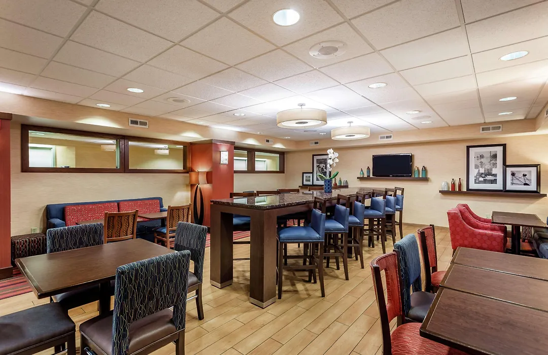 Hampton Inn Milwaukee Airport-1