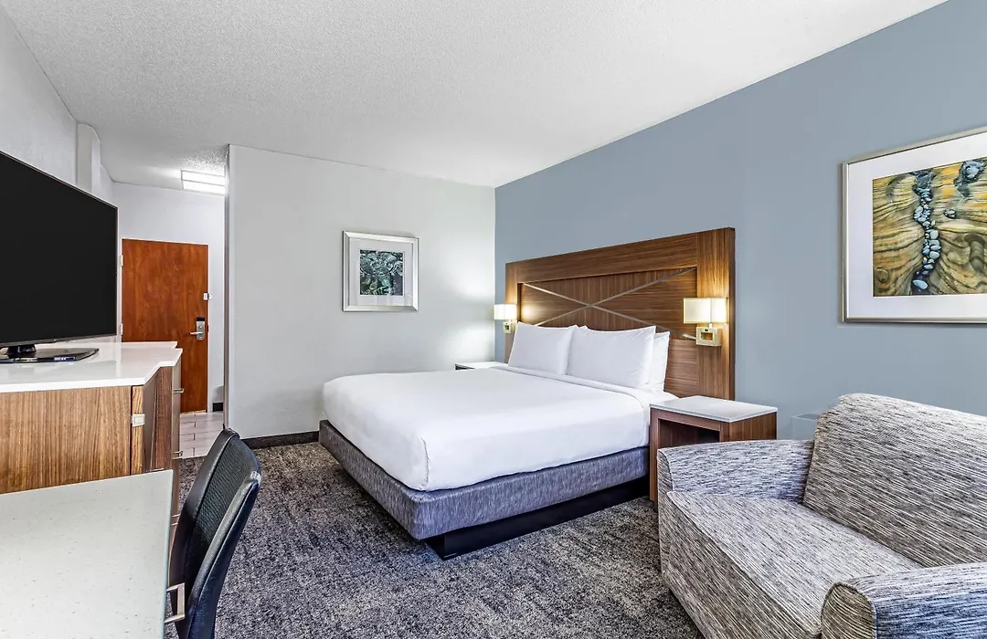 Doubletree By Hilton Milwaukee Downtown-1