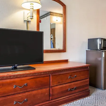 Rodeway Inn & Suites Milwaukee Airport-2
