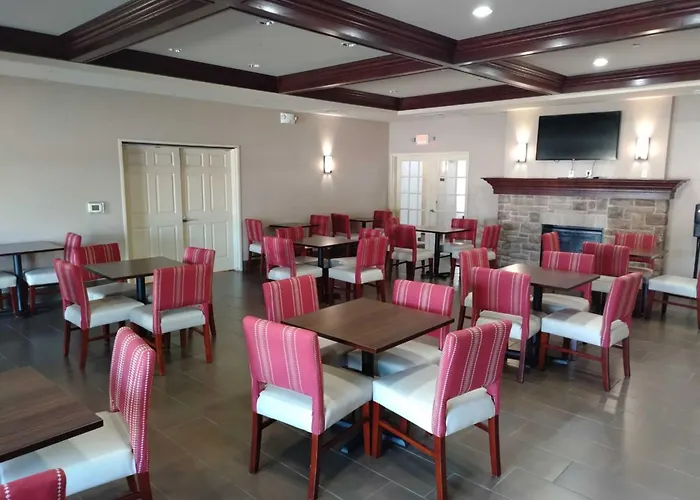 Holiday Inn Express & Suites Milwaukee Nw - Park Place By Ihg