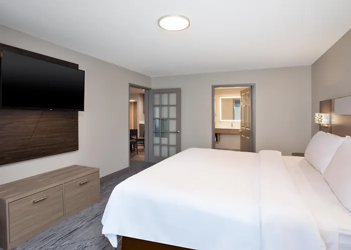 Holiday Inn Express & Suites Milwaukee Nw - Park Place By Ihg